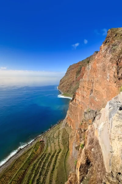 Coastal cliff view, one of the views of the Hop-on Hop-off Bus experience by Carristur