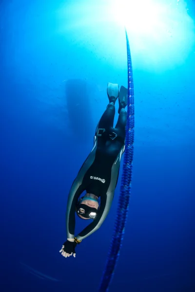 Freediverdiving into the deep ocean, an experience by Scorpio Madeira