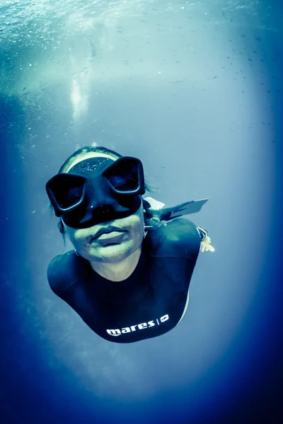 Close up of a freediverdiving into the deep ocean, an experience by Scorpio Madeira
